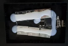 Потребител на Reddit закупи фалшив 16TB външен SSD от eBay, съдържащ microSD карта и залепени гайки за тежест