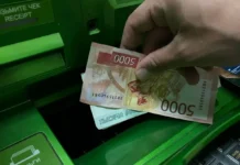 Банкоматите в Санкт Петербург започнаха да обменят валута без карта и паспорт