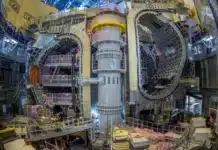 Монтажът на 5000-тонния вакуумен съд на най-големия реактор за термоядрен синтез в света ITER е завършен
