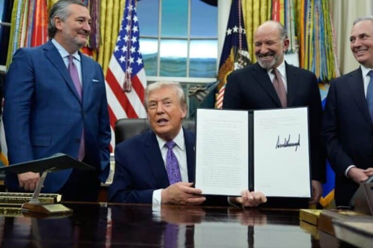 Тръмп спечели над 1 млрд. долара от криптопроекти, докато инвеститорите му отчетоха огромни загуби