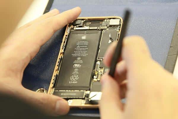 Руснаците ремонтират дори iPhone 4: санкциите и скъпата техника връщат старите устройства към живот