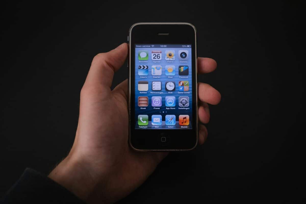 Руснаците ремонтират дори iPhone 4: санкциите и скъпата техника връщат старите устройства към живот