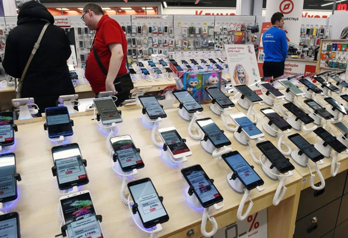 Руснаците ремонтират дори iPhone 4: санкциите и скъпата техника връщат старите устройства към живот