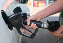 Как руснаците преустройват колите си, за да се движат без бензин по време на кризата с горивата