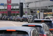 Заради украинските атаки Русия е засегната от втора вълна на криза с горивата. Бензинът не стига дори в Москва
