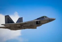 Въздушен дуел между легенди: Може ли европейският Typhoon да надделее над „невидимия“ F-22 Raptor?