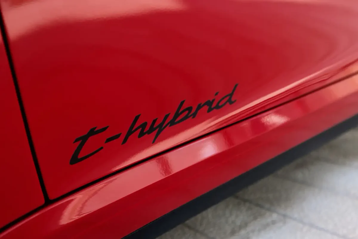 Хибридното Porsche 911 може все пак да получи ръчна скоростна кутия