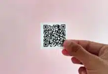 Ентусиаст принтира MP3 песен на хартия под формата на 8 QR кода, като я компресира 1000 пъти