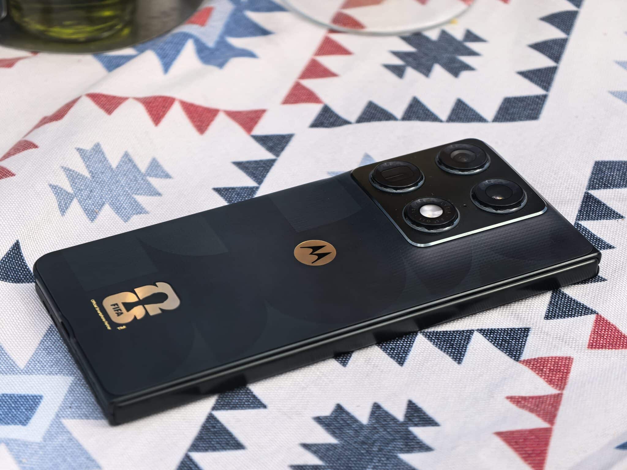 Motorola razr fold FIFA Edition: Motorola влезе на терена и е готова за обрат в резултата