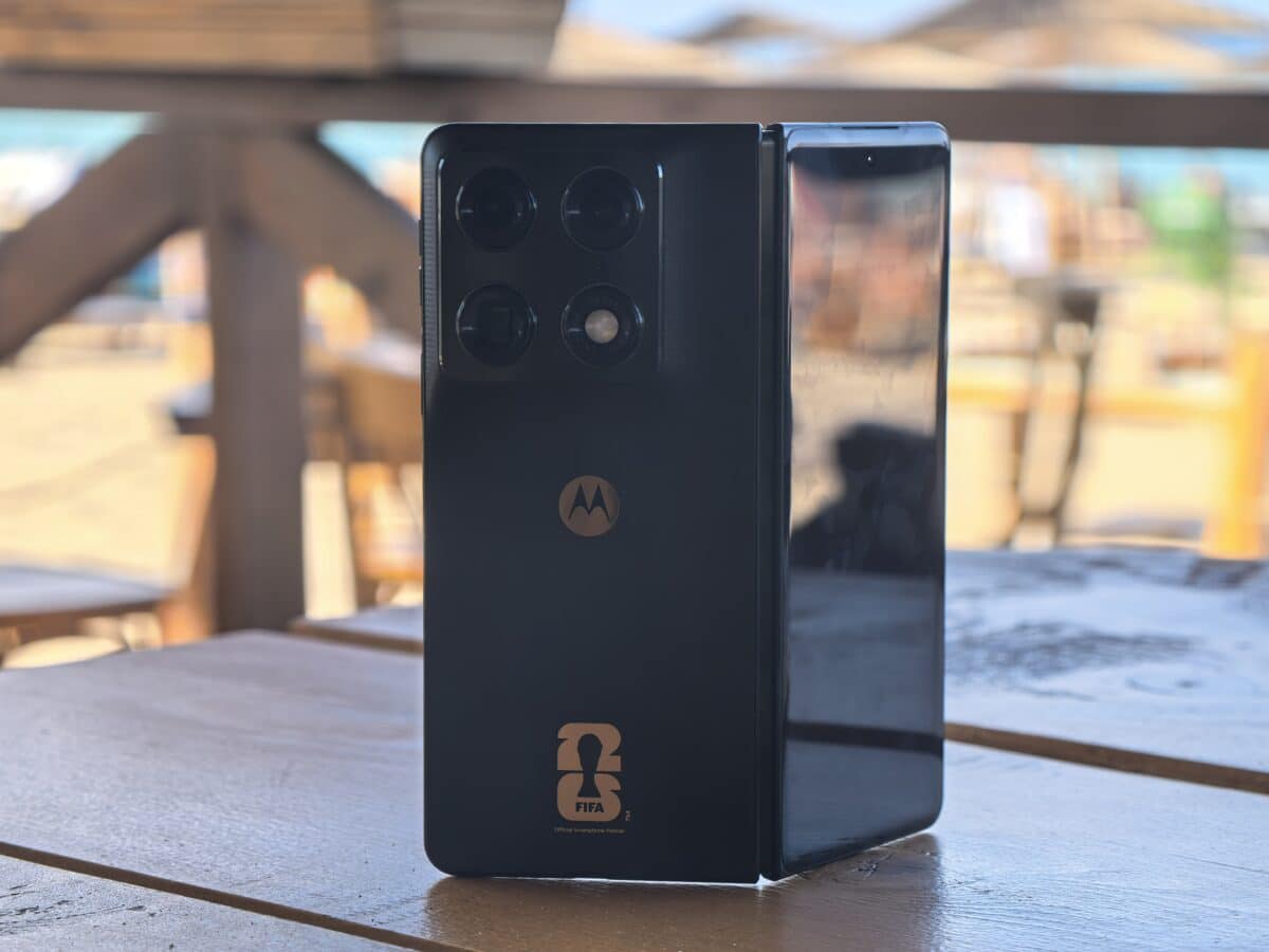 Motorola razr fold FIFA Edition: Motorola влезе на терена и е готова за обрат в резултата