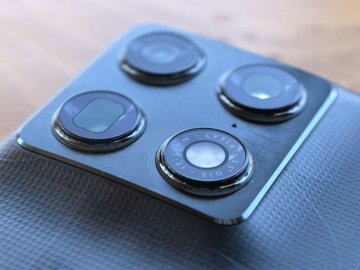 Motorola razr fold FIFA Edition: Motorola влезе на терена и е готова за обрат в резултата