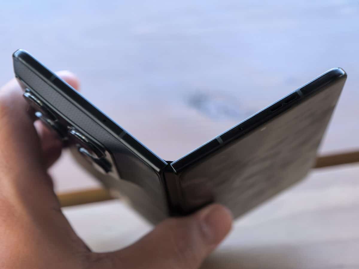 Motorola razr fold FIFA Edition: Motorola влезе на терена и е готова за обрат в резултата