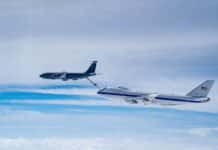 Колко дълго може да лети Boeing 747, ако горивото му никога не свършва?