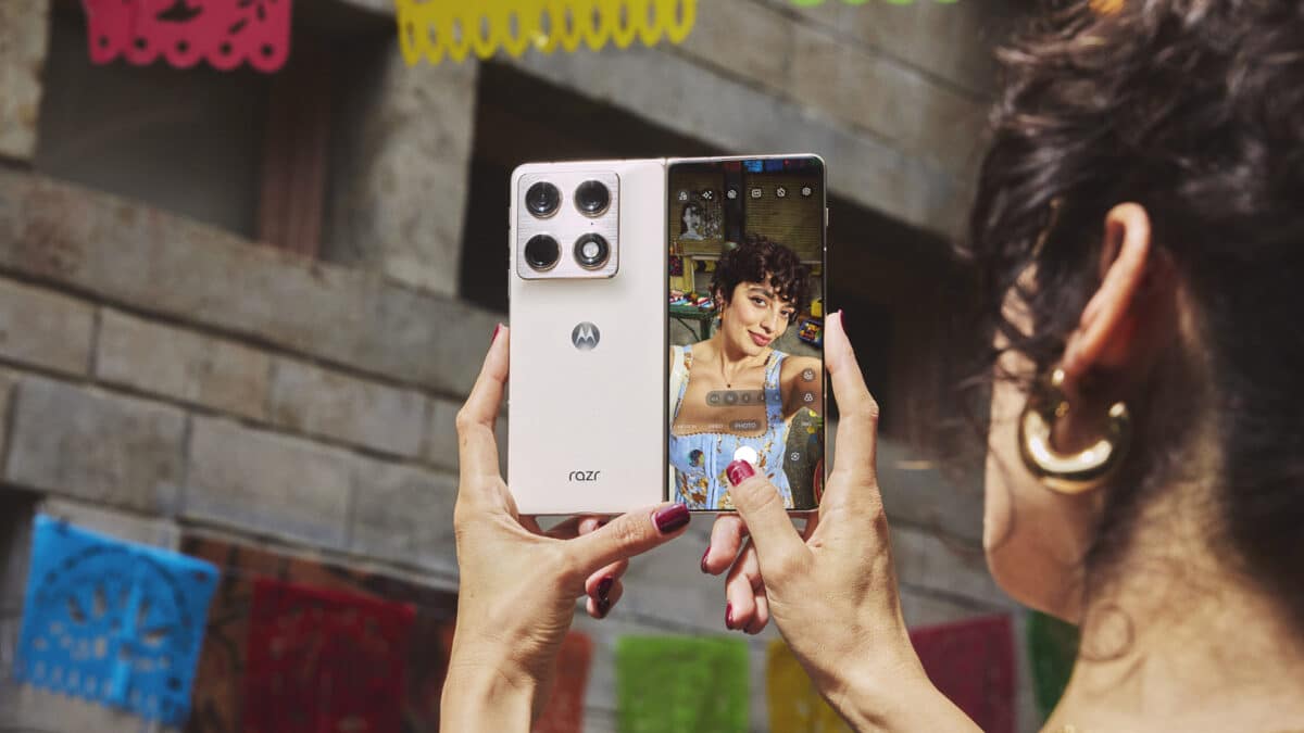Motorola razr fold FIFA Edition: Motorola влезе на терена и е готова за обрат в резултата