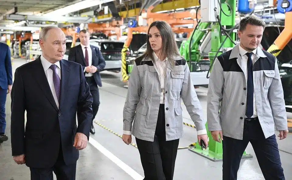 Путин тества новата Volga K50: руска легенда върху китайска основа