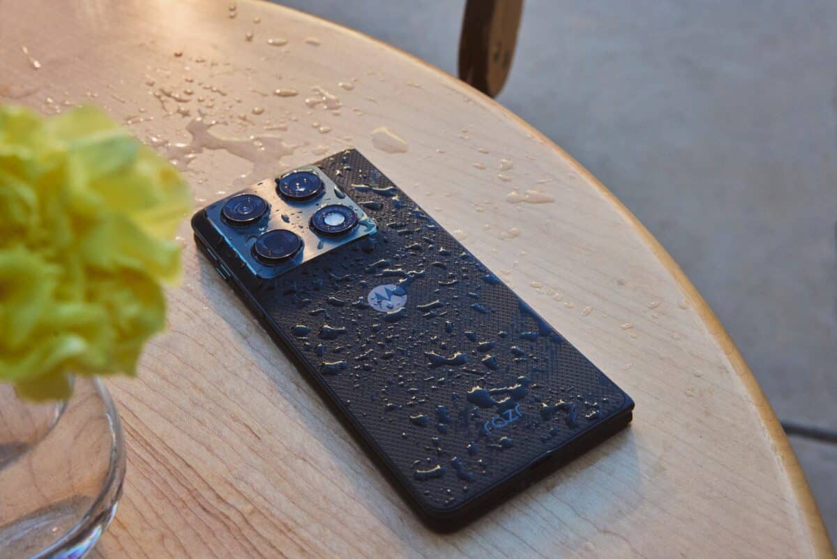 Motorola razr fold FIFA Edition: Motorola влезе на терена и е готова за обрат в резултата