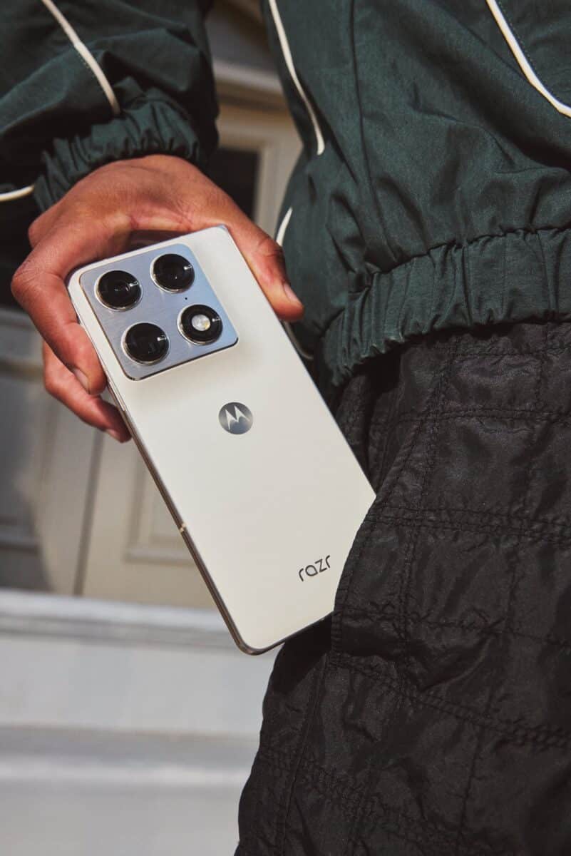 Motorola razr fold FIFA Edition: Motorola влезе на терена и е готова за обрат в резултата