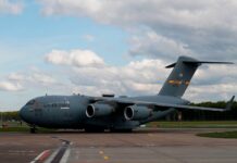 Мистериозен американски C-17 кацна в Москва