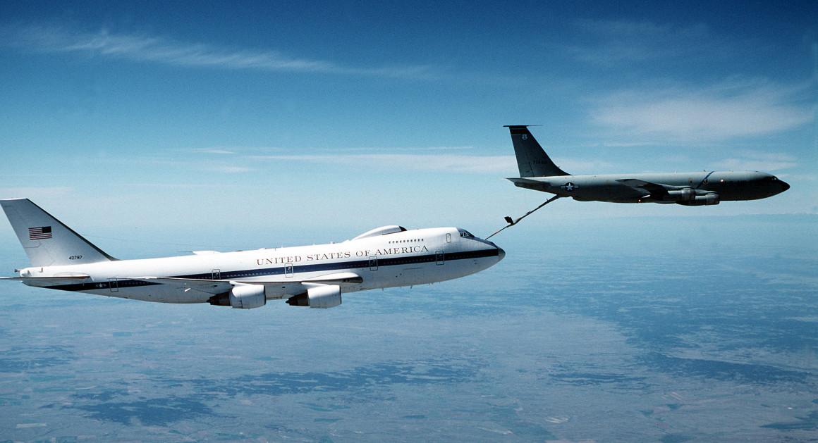 Ако Air Force One пада, как се спасява президентът? Холивудската капсула всъщност не съществува
