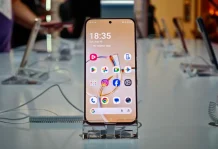 Най-новият флагмански смартфон на TCL предлага функции на електронен четец и е оборудван с OLED дисплей